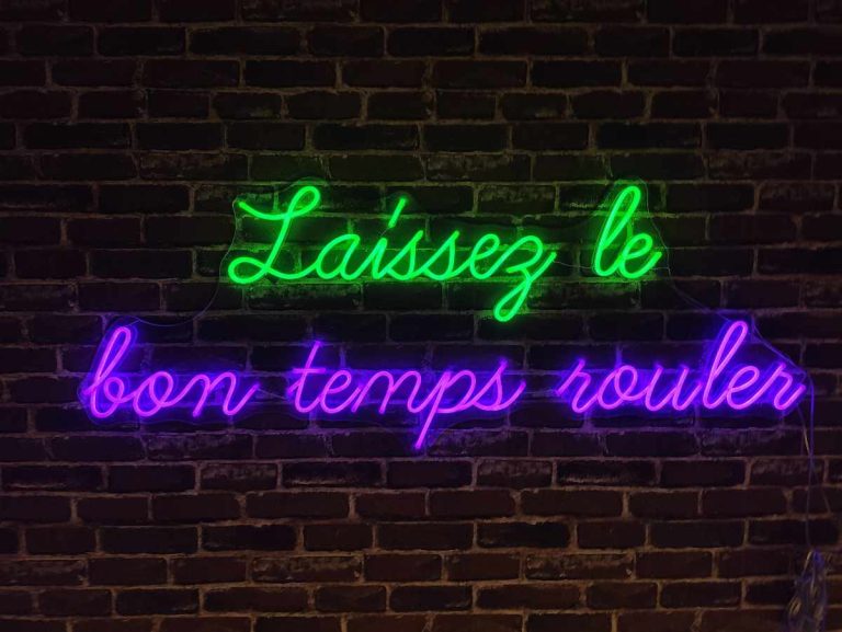 French restaurant and bar - neon sign